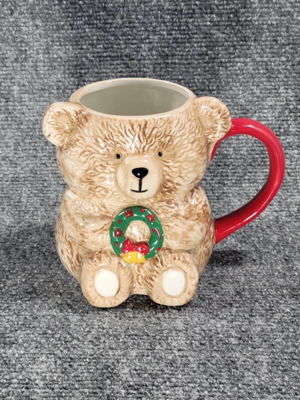 Global Designs Christmas Holiday Teddy Bear Holding Wreath Ceramic Mug
